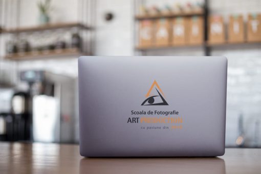 Personalizare imprimare carcasa laptop cu sigla firmei cadou Brasov